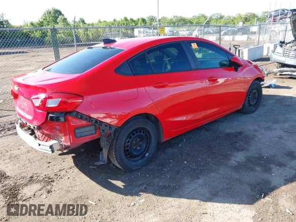 2019 Chevrolet Cruze z VIN 1G1BJ5SM4K7102066, wystawiony jako IAAI lot #42308902 z przebiegiem 76 024 mil mil oraz . Historia ofert i sprzedaży dostępna na DreamBid. Obrazek 4.