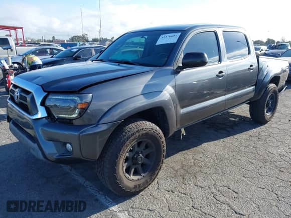 2015 Toyota Tacoma PreRunner z VIN 3TMJU4GNXFM177811, wystawiony jako IAAI lot #43176687 z przebiegiem 129 127 mil mil oraz . Historia ofert i sprzedaży dostępna na DreamBid. Obrazek 17.