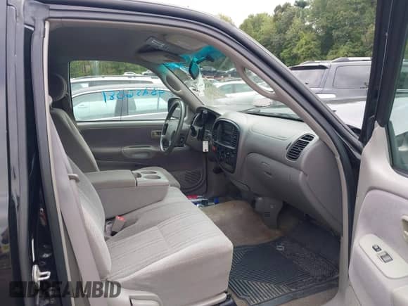 2000 Toyota Tundra SR5 with VIN 5TBRN3415YS053789, listed as a IAAI auction lot 43256081 with 68,455 mi miles and . Bid and sale history available at DreamBid. Image 5.