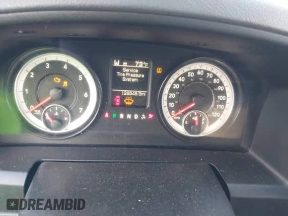 2014 Ram 1500 Express z VIN 1C6RR7KT4ES220631, wystawiony jako IAAI lot #42612207 z przebiegiem 128 548 mil mil oraz . Historia ofert i sprzedaży dostępna na DreamBid. Obrazek 7.