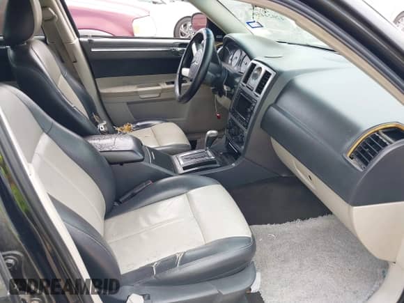 2007 Chrysler 300 Signature with VIN 2C3LA53G57H721960, listed as a IAAI auction lot 42024456 with 220,899 mi miles and . Bid and sale history available at DreamBid. Image 5.