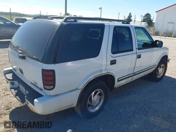 2000 Chevrolet Blazer LS with VIN 1GNDT13WXY2263912, listed as a IAAI auction lot 43342522 with 237,023 mi miles and . Bid and sale history available at DreamBid. Image 4.