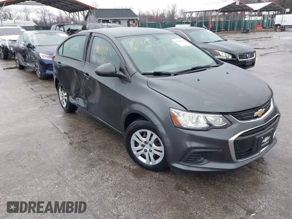 2018 Chevrolet Sonic LS z VIN 1G1JB5SG8J4114322, wystawiony jako IAAI lot #41810179 z przebiegiem 74 797 mil mil oraz . Historia ofert i sprzedaży dostępna na DreamBid. Obrazek 1.