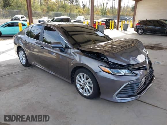 2023 Toyota Camry LE z VIN 4T1R11AK8PU778832, wystawiony jako IAAI lot #43357249 z przebiegiem 48 622 mil mil oraz . Historia ofert i sprzedaży dostępna na DreamBid. Obrazek 1.