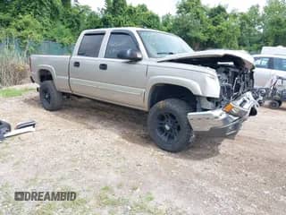 2005 Chevrolet Silverado 2500HD LT with VIN 1GCHK23245F835450, listed as a IAAI auction lot 42450601 with 122,298 mi miles and . Bid and sale history available at DreamBid. Image 1.