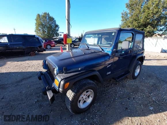 2002 Jeep Wrangler Sport z VIN 1J4FA49SX2P757348, wystawiony jako IAAI lot #43535753 z przebiegiem 176 863 mil mil oraz . Historia ofert i sprzedaży dostępna na DreamBid. Obrazek 2.
