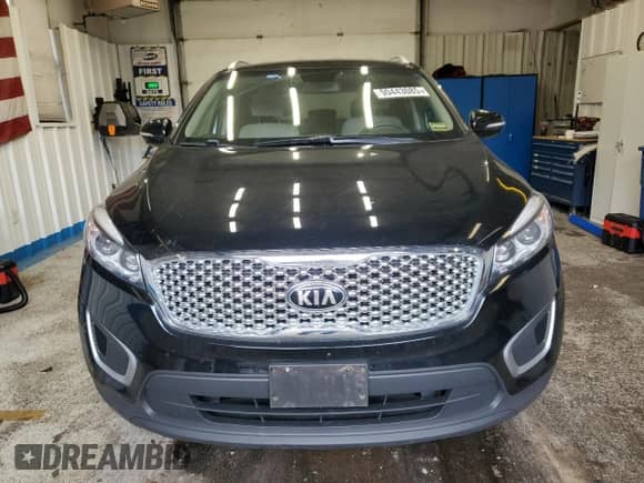 2018 Kia Sorento LX z VIN 5XYPGDA39JG395849, wystawiony jako Copart lot #90443085 z przebiegiem 141 938 mil mil oraz Czysty tytuł • Clean title. Historia ofert i sprzedaży dostępna na DreamBid. Obrazek 5.