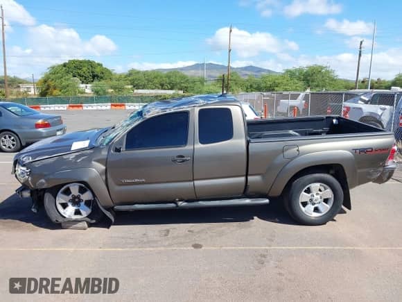 2015 Toyota Tacoma PreRunner with VIN 5TFTU4GNXFX087352, listed as a IAAI auction lot 41787677 with Not provided miles and . Bid and sale history available at DreamBid. Image 14.
