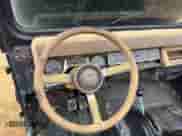 1988 Jeep Wrangler z VIN 2BCCV8119JB525337, wystawiony jako Copart lot #80337504 z przebiegiem 142 178 mil mil oraz Czysty tytuł • Clean title. Historia ofert i sprzedaży dostępna na DreamBid. Obrazek 9.