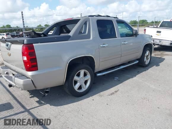 2007 Chevrolet Avalanche 3LT z VIN 3GNEC12057G318208, wystawiony jako IAAI lot #42410584 z przebiegiem 300 951 mil mil oraz . Historia ofert i sprzedaży dostępna na DreamBid. Obrazek 4.