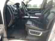 2019 Ram 1500 Laramie z VIN 1C6SRFDT0KN843232, wystawiony jako Copart lot #61789955 z przebiegiem 98 301 mil mil oraz Szkoda całkowita • Salvage title. Historia ofert i sprzedaży dostępna na DreamBid. Obrazek 7.