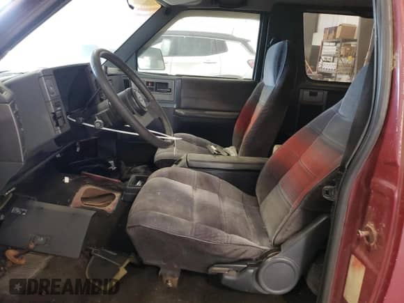 1990 Chevrolet Blazer with VIN 1GNCT18Z3L0102885, listed as a Copart auction lot 89399875 with 176,063 mi miles and Salvage title. Bid and sale history available at DreamBid. Image 7.