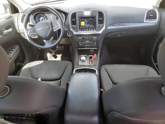 2018 Chrysler 300 Touring с VIN 2C3CCARG8JH276115, выставлен на аукционе Copart как лот 69017925 с пробегом 26 925 миль миль и Списание • Salvage title. История ставок и продаж доступна на DreamBid. Изображение 8.