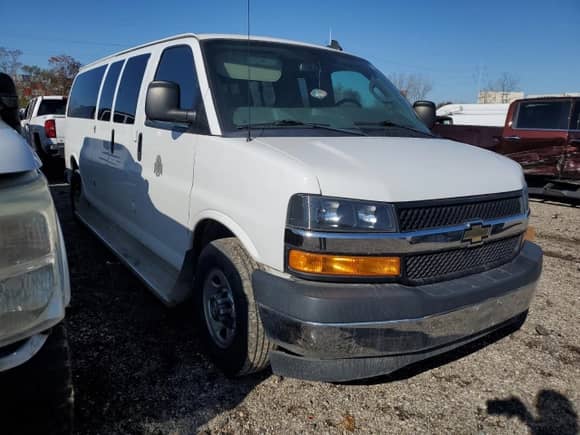 2018 Chevrolet Express Passenger LT z VIN 1GAZGPFG1J1270097, wystawiony jako Copart lot #79057124 z przebiegiem 105 682 mil mil oraz Szkoda całkowita • Salvage title. Historia ofert i sprzedaży dostępna na DreamBid. Obrazek 4.