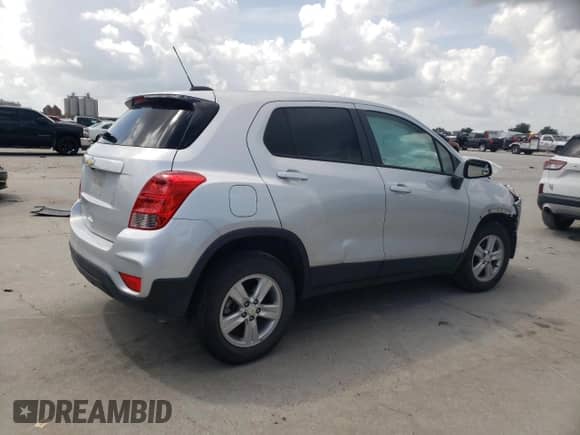2022 Chevrolet Trax LS z VIN KL7CJNSM3NB527272, wystawiony jako Copart lot #64326445 z przebiegiem Nie podano mil oraz Szkoda całkowita • Salvage title. Historia ofert i sprzedaży dostępna na DreamBid. Obrazek 3.
