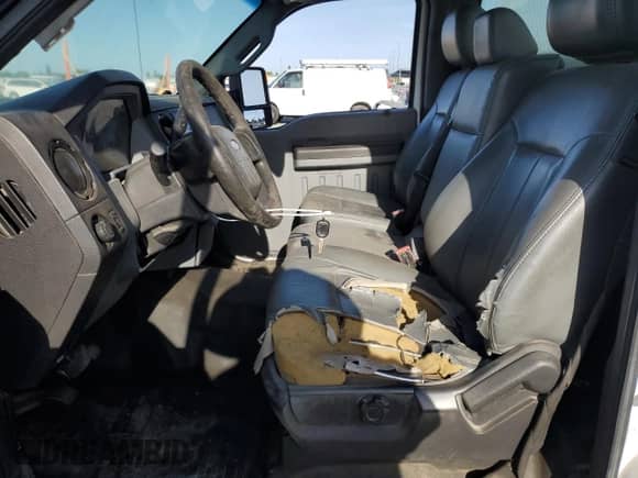 2012 Ford F-250 XL z VIN 1FTBF2A65CEA03392, wystawiony jako Copart lot #61860405 z przebiegiem 375 072 mil mil oraz Czysty tytuł • Clean title. Historia ofert i sprzedaży dostępna na DreamBid. Obrazek 7.