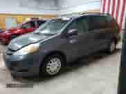 2010 Toyota Sienna CE z VIN 5TDKK4CC1AS316666, wystawiony jako Copart lot #82277205 z przebiegiem 349 871 mil mil oraz Czysty tytuł • Clean title. Historia ofert i sprzedaży dostępna na DreamBid. Obrazek 1.