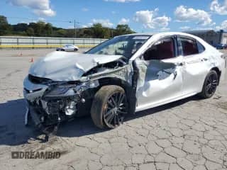 2022 Toyota Camry Hybrid XSE z VIN 4T1K31AK1NU579579, wystawiony jako Copart lot #84913715 z przebiegiem Nie podano mil oraz Szkoda całkowita • Salvage title. Historia ofert i sprzedaży dostępna na DreamBid. Obrazek 1.