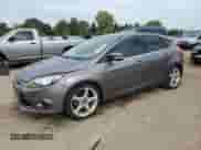 2013 Ford Focus Titanium z VIN 1FADP3N22DL231906, wystawiony jako Copart lot #81408625 z przebiegiem 99 991 mil mil oraz Szkoda całkowita • Salvage title. Historia ofert i sprzedaży dostępna na DreamBid. Obrazek 1.