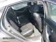 2013 Hyundai Elantra GLS z VIN KMHDH4AE8DU671714, wystawiony jako IAAI lot #43089358 z przebiegiem 224 429 mil mil oraz . Historia ofert i sprzedaży dostępna na DreamBid. Obrazek 8.