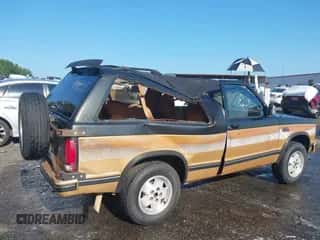 1989 Chevrolet Blazer z VIN 1GNCT18Z0K0179602, wystawiony jako IAAI lot #42535676 z przebiegiem 137 955 mil mil oraz . Historia ofert i sprzedaży dostępna na DreamBid. Obrazek 6.