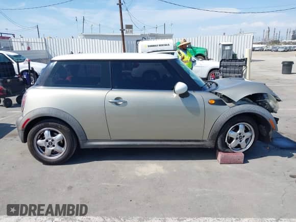 2007 MINI Hardtop with VIN WMWMF33537TT55761, listed as a IAAI auction lot 43072021 with 190,545 mi miles and . Bid and sale history available at DreamBid. Image 14.