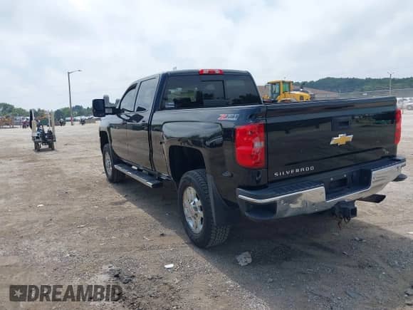 2015 Chevrolet Silverado 2500HD LT z VIN 1GC1KVEGXFF661574, wystawiony jako IAAI lot #42809342 z przebiegiem 265 001 mil mil oraz . Historia ofert i sprzedaży dostępna na DreamBid. Obrazek 3.