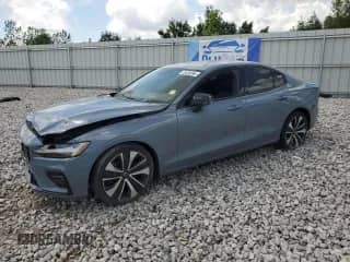 2022 Volvo S60 Momentum z VIN 7JRL12TZ5NG163114, wystawiony jako Copart lot #62841475 z przebiegiem Nie podano mil oraz Czysty tytuł • Clean title. Historia ofert i sprzedaży dostępna na DreamBid. Obrazek 1.