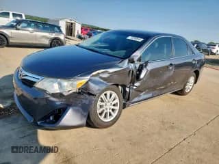 2012 Toyota Camry LE z VIN 4T4BF1FK5CR220061, wystawiony jako Copart lot #70299845 z przebiegiem 144 916 mil mil oraz Czysty tytuł • Clean title. Historia ofert i sprzedaży dostępna na DreamBid. Obrazek 1.