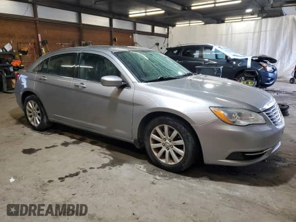 2014 Chrysler 200 Touring с VIN 1C3CCBBG2EN115093, выставлен на аукционе Copart как лот 71815695 с пробегом 100 161 миль миль и Списание • Salvage title. История ставок и продаж доступна на DreamBid. Изображение 4.