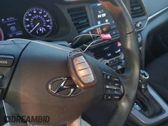 2019 Hyundai Elantra SEL z VIN 5NPD84LF5KH451352, wystawiony jako IAAI lot #43000244 z przebiegiem 43 744 mil mil oraz . Historia ofert i sprzedaży dostępna na DreamBid. Obrazek 11.