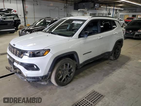 2025 Jeep Compass Latitude z VIN 3C4NJDBN4ST561679, wystawiony jako Copart lot #84053255 z przebiegiem Nie podano mil oraz Czysty tytuł • Clean title. Historia ofert i sprzedaży dostępna na DreamBid. Obrazek 1.