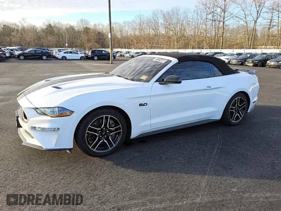 2018 Ford Mustang GT Premium z VIN 1FATP8FF0J5142717, wystawiony jako Copart lot #47131405 z przebiegiem 75 092 mil mil oraz Czysty tytuł • Clean title. Historia ofert i sprzedaży dostępna na DreamBid. Obrazek 1.