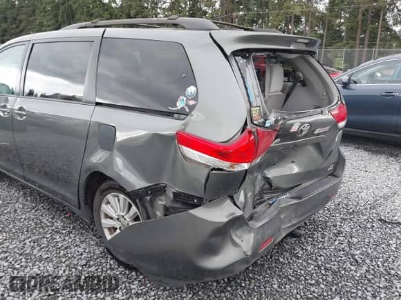 2013 Toyota Sienna LE z VIN 5TDJK3DC5DS061481, wystawiony jako IAAI lot #42608733 z przebiegiem 160 958 mil mil oraz . Historia ofert i sprzedaży dostępna na DreamBid. Obrazek 6.