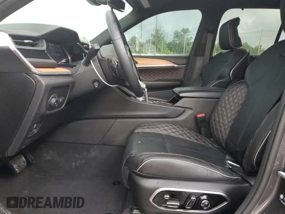 2022 Jeep Grand Cherokee Summit Reserve z VIN 1C4RJHETXN8517871, wystawiony jako Copart lot #56961374 z przebiegiem 42 506 mil mil oraz Szkoda całkowita • Salvage title. Historia ofert i sprzedaży dostępna na DreamBid. Obrazek 7.