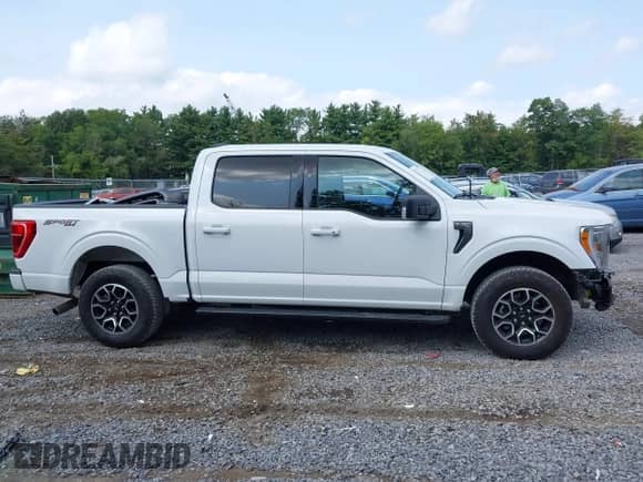 2023 Ford F-150 XL z VIN 1FTEW1EP6PKF93748, wystawiony jako IAAI lot #43030311 z przebiegiem 27 063 mil mil oraz . Historia ofert i sprzedaży dostępna na DreamBid. Obrazek 13.