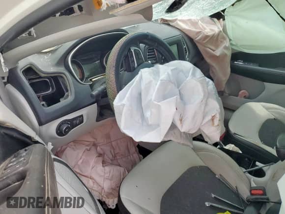 2019 Jeep Compass Altitude z VIN 3C4NJCBB6KT743058, wystawiony jako Copart lot #65037395 z przebiegiem Nie podano mil oraz Szkoda całkowita • Salvage title. Historia ofert i sprzedaży dostępna na DreamBid. Obrazek 8.