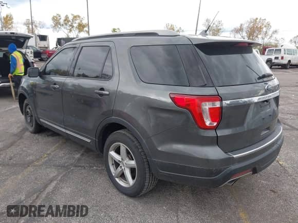 2018 Ford Explorer XLT z VIN 1FM5K7DH7JGA40847, wystawiony jako IAAI lot #43525561 z przebiegiem 85 342 mil mil oraz . Historia ofert i sprzedaży dostępna na DreamBid. Obrazek 3.