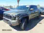 2025 Toyota Tacoma TRD Sport Hybrid с VIN 3TYLC5LN8ST024009, выставлен на аукционе IAAI как лот 43358404 с пробегом 7 757 миль миль и . История ставок и продаж доступна на DreamBid. Изображение 2.