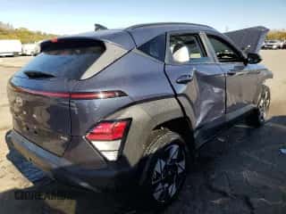 2024 Hyundai Kona SEL с VIN KM8HBCAB8RU180649, выставлен на аукционе Copart как лот 77422494 с пробегом Не указан миль и На запчасти • Non repairable. История ставок и продаж доступна на DreamBid. Изображение 3.