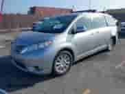 2014 Toyota Sienna XLE с VIN 5TDYK3DC9ES468879, выставлен на аукционе IAAI как лот 43021345 с пробегом 73 552 миль миль и . История ставок и продаж доступна на DreamBid. Изображение 2.