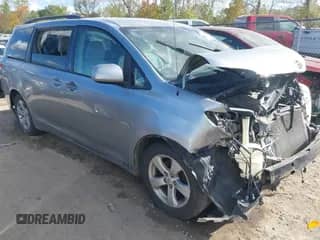 2011 Toyota Sienna LE z VIN 5TDKK3DC9BS047276, wystawiony jako IAAI lot #43385295 z przebiegiem 256 439 mil mil oraz . Historia ofert i sprzedaży dostępna na DreamBid. Obrazek 1.