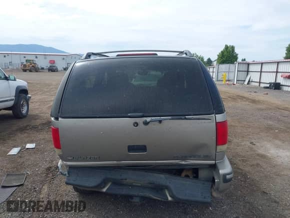 1998 Chevrolet Blazer LS with VIN 1GNDT13W2W2177149, listed as a IAAI auction lot 42422025 with 210,833 mi miles and . Bid and sale history available at DreamBid. Image 16.