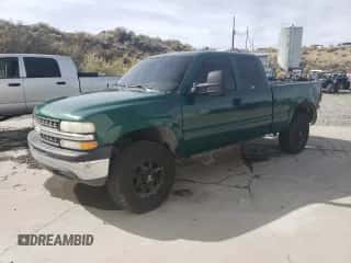 2000 Chevrolet Silverado 2500 LS with VIN 1GCGK29U7YE143083, listed as a Copart auction lot 75055554 with 174,277 mi miles and Salvage title. Bid and sale history available at DreamBid. Image 1.