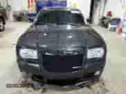 2006 Chrysler 300 C SRT-8 z VIN 2C3LA73W26H242915, wystawiony jako Copart lot #56929214 z przebiegiem 190 677 mil mil oraz Czysty tytuł • Clean title. Historia ofert i sprzedaży dostępna na DreamBid. Obrazek 5.