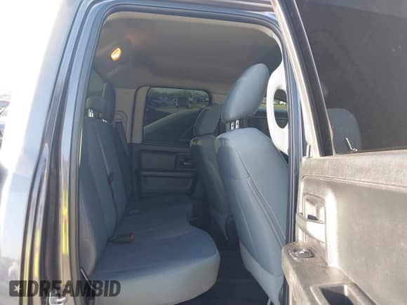 2018 Ram 1500 Express z VIN 1C6RR7FT5JS198871, wystawiony jako IAAI lot #41876526 z przebiegiem 110 805 mil mil oraz . Historia ofert i sprzedaży dostępna na DreamBid. Obrazek 8.