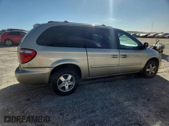 2005 Dodge Caravan SXT z VIN 2D8GP44L45R508766, wystawiony jako Copart lot #89827425 z przebiegiem Nie podano mil oraz Szkoda całkowita • Salvage title. Historia ofert i sprzedaży dostępna na DreamBid. Obrazek 3.