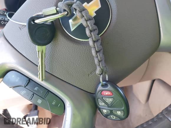 2013 Chevrolet Tahoe LTZ z VIN 1GNSKCE00DR366689, wystawiony jako IAAI lot #42525179 z przebiegiem 179 271 mil mil oraz . Historia ofert i sprzedaży dostępna na DreamBid. Obrazek 11.