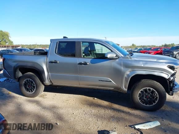 2025 Toyota Tacoma SR z VIN 3TMLB5JN9SM119566, wystawiony jako IAAI lot #43569506 z przebiegiem 12 312 mil mil oraz . Historia ofert i sprzedaży dostępna na DreamBid. Obrazek 14.