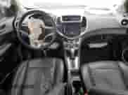 2018 Chevrolet Sonic Premier z VIN 1G1JF5SB6J4105479, wystawiony jako Copart lot #86638054 z przebiegiem Nie podano mil oraz Szkoda całkowita • Salvage title. Historia ofert i sprzedaży dostępna na DreamBid. Obrazek 8.